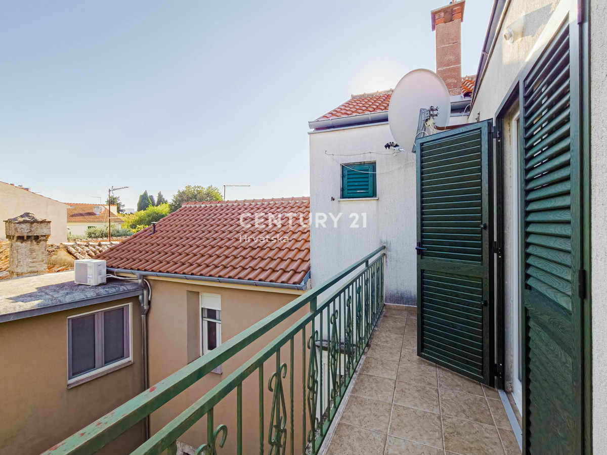 BIOGRAD NA MORU, CENTAR, DVOJNA HIŠA NA 3 NADSTROPJIH, Z MANJŠIM DVORIŠČEM