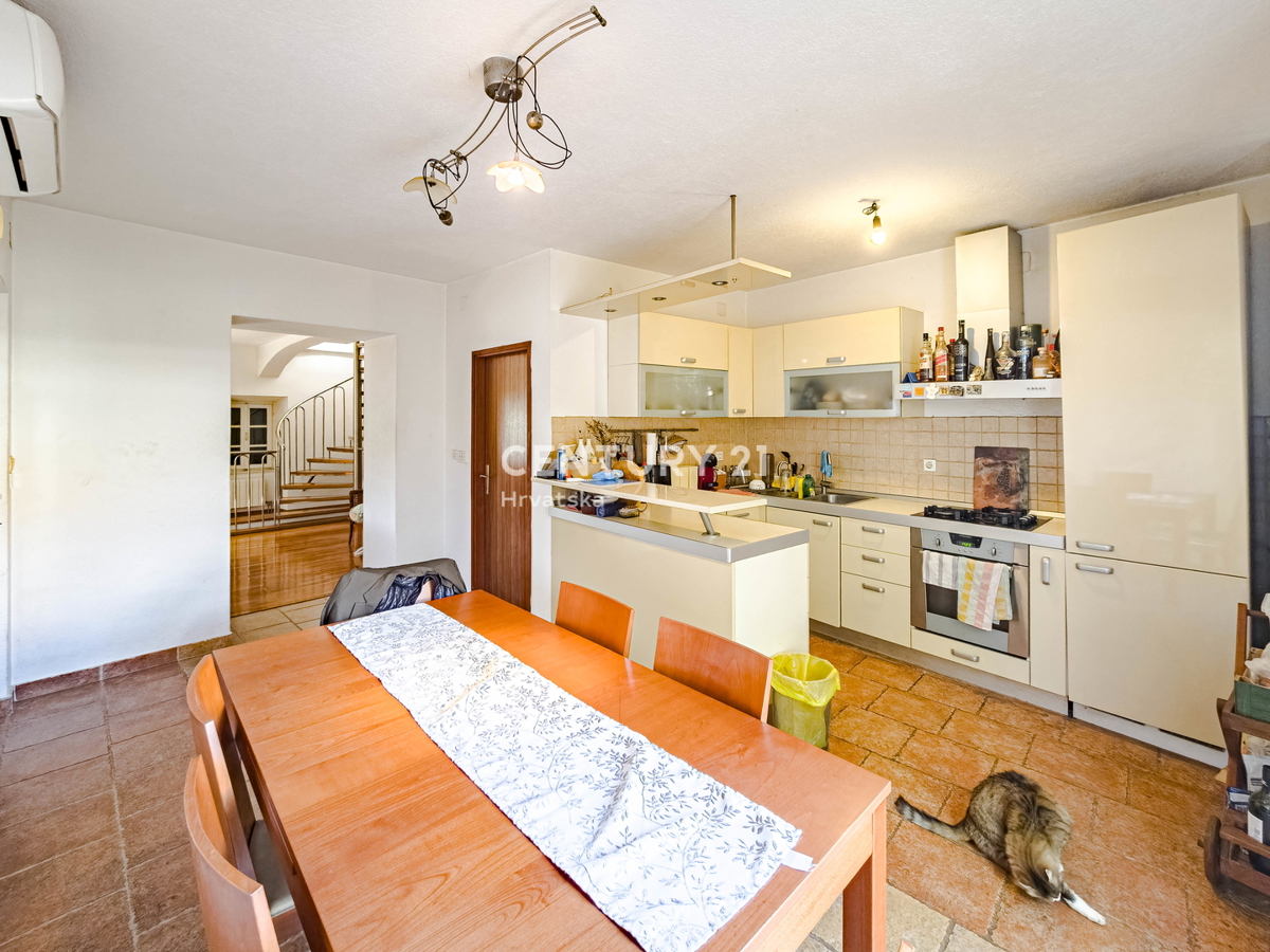 BIOGRAD NA MORU, CENTAR, DVOJNA HIŠA NA 3 NADSTROPJIH, Z MANJŠIM DVORIŠČEM