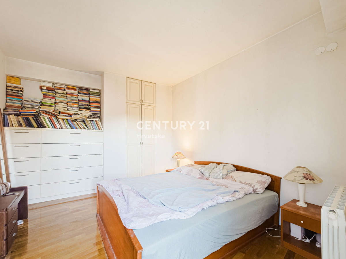 BIOGRAD NA MORU, CENTAR, DVOJNA HIŠA NA 3 NADSTROPJIH, Z MANJŠIM DVORIŠČEM