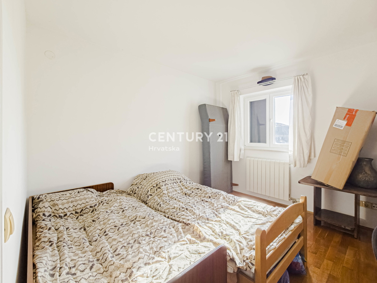 BIOGRAD NA MORU, CENTAR, DVOJNA HIŠA NA 3 NADSTROPJIH, Z MANJŠIM DVORIŠČEM