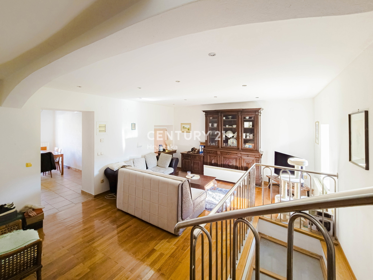 BIOGRAD NA MORU, CENTAR, DVOJNA HIŠA NA 3 NADSTROPJIH, Z MANJŠIM DVORIŠČEM