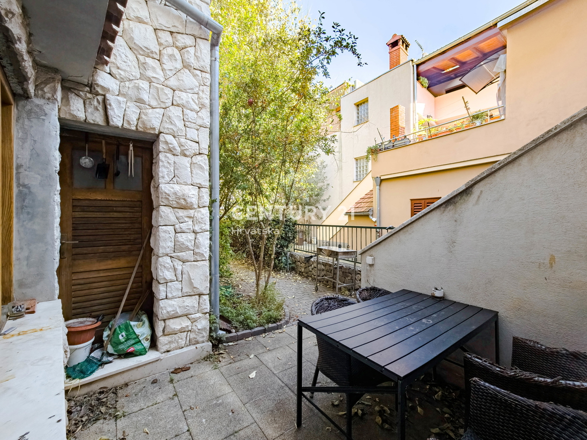 BIOGRAD NA MORU, CENTAR, DVOJNA HIŠA NA 3 NADSTROPJIH, Z MANJŠIM DVORIŠČEM