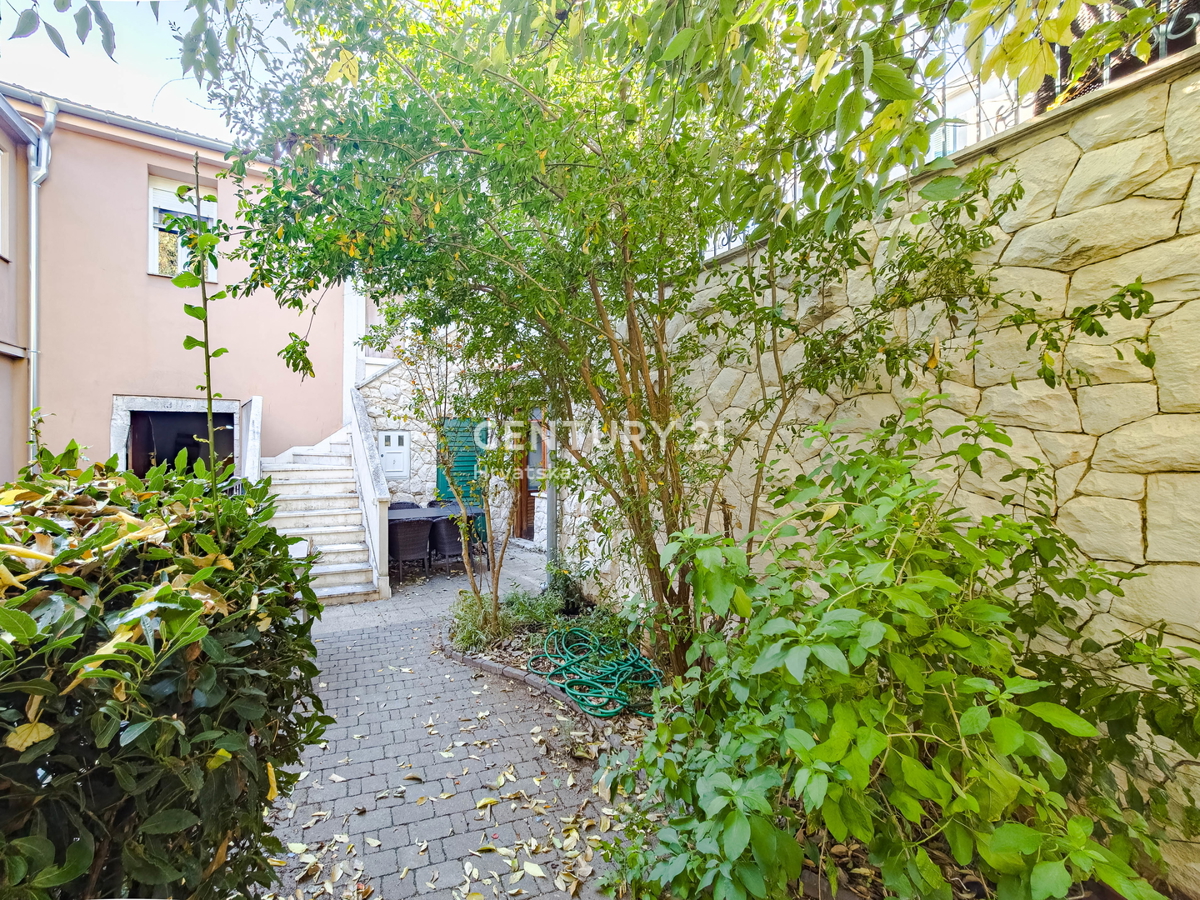 BIOGRAD NA MORU, CENTAR, DVOJNA HIŠA NA 3 NADSTROPJIH, Z MANJŠIM DVORIŠČEM