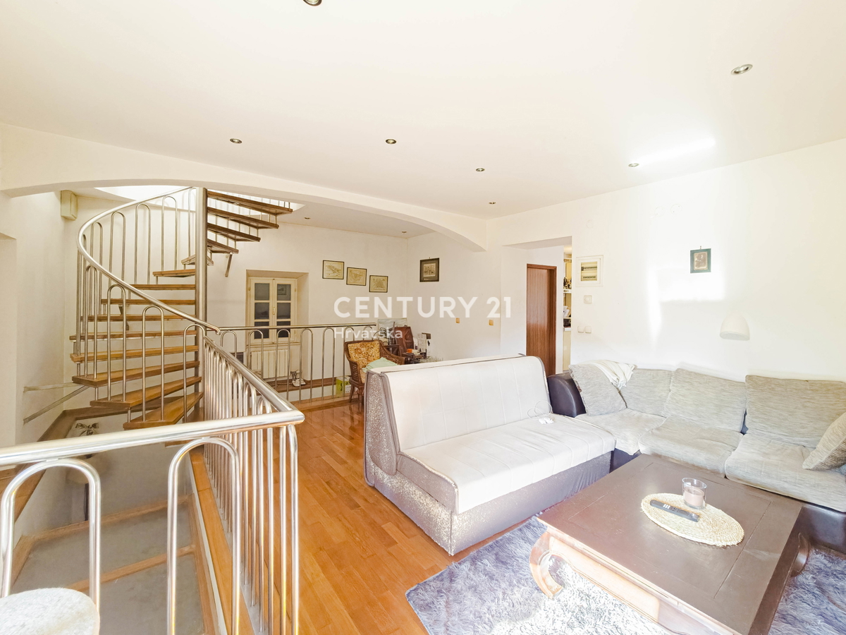 BIOGRAD NA MORU, CENTAR, DVOJNA HIŠA NA 3 NADSTROPJIH, Z MANJŠIM DVORIŠČEM