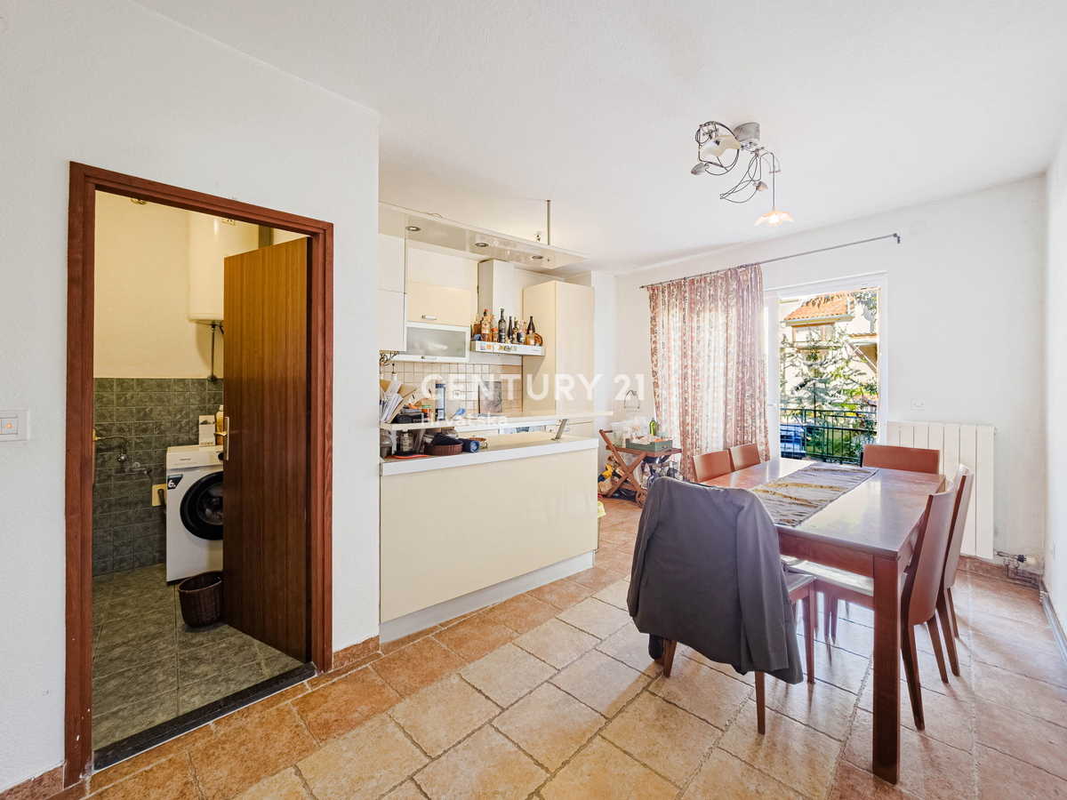 BIOGRAD NA MORU, CENTAR, DVOJNA HIŠA NA 3 NADSTROPJIH, Z MANJŠIM DVORIŠČEM