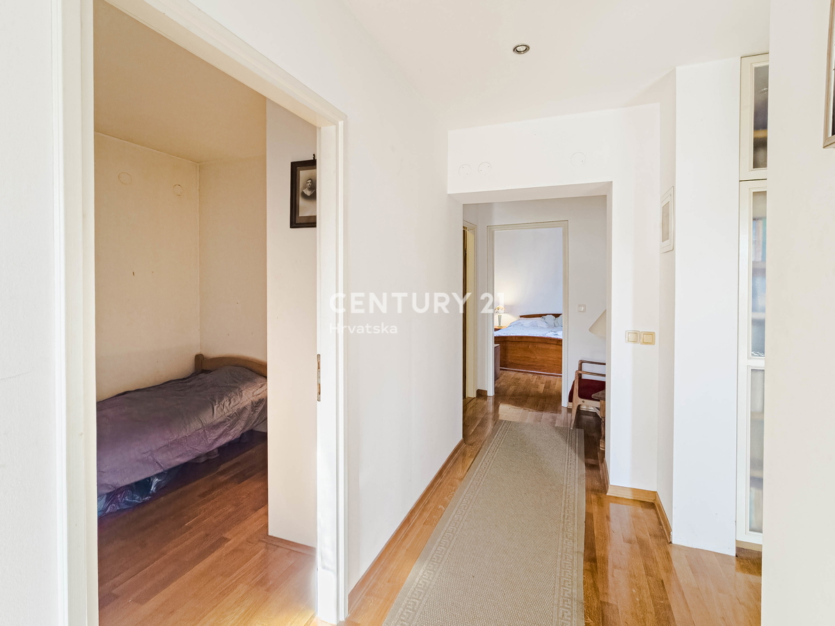 BIOGRAD NA MORU, CENTAR, DVOJNA HIŠA NA 3 NADSTROPJIH, Z MANJŠIM DVORIŠČEM