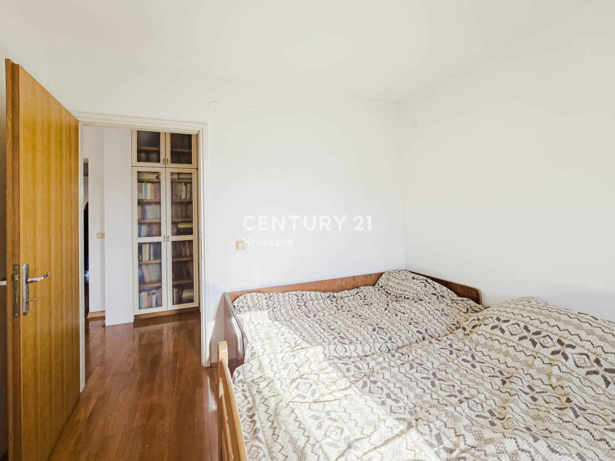 BIOGRAD NA MORU, CENTAR, DVOJNA HIŠA NA 3 NADSTROPJIH, Z MANJŠIM DVORIŠČEM