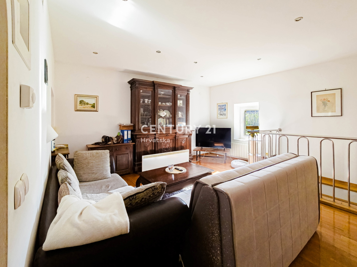 BIOGRAD NA MORU, CENTAR, DVOJNA HIŠA NA 3 NADSTROPJIH, Z MANJŠIM DVORIŠČEM