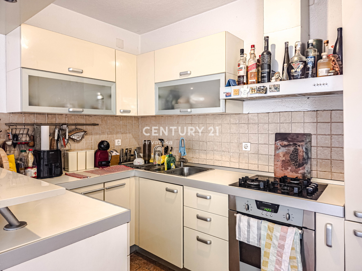 BIOGRAD NA MORU, CENTAR, DVOJNA HIŠA NA 3 NADSTROPJIH, Z MANJŠIM DVORIŠČEM