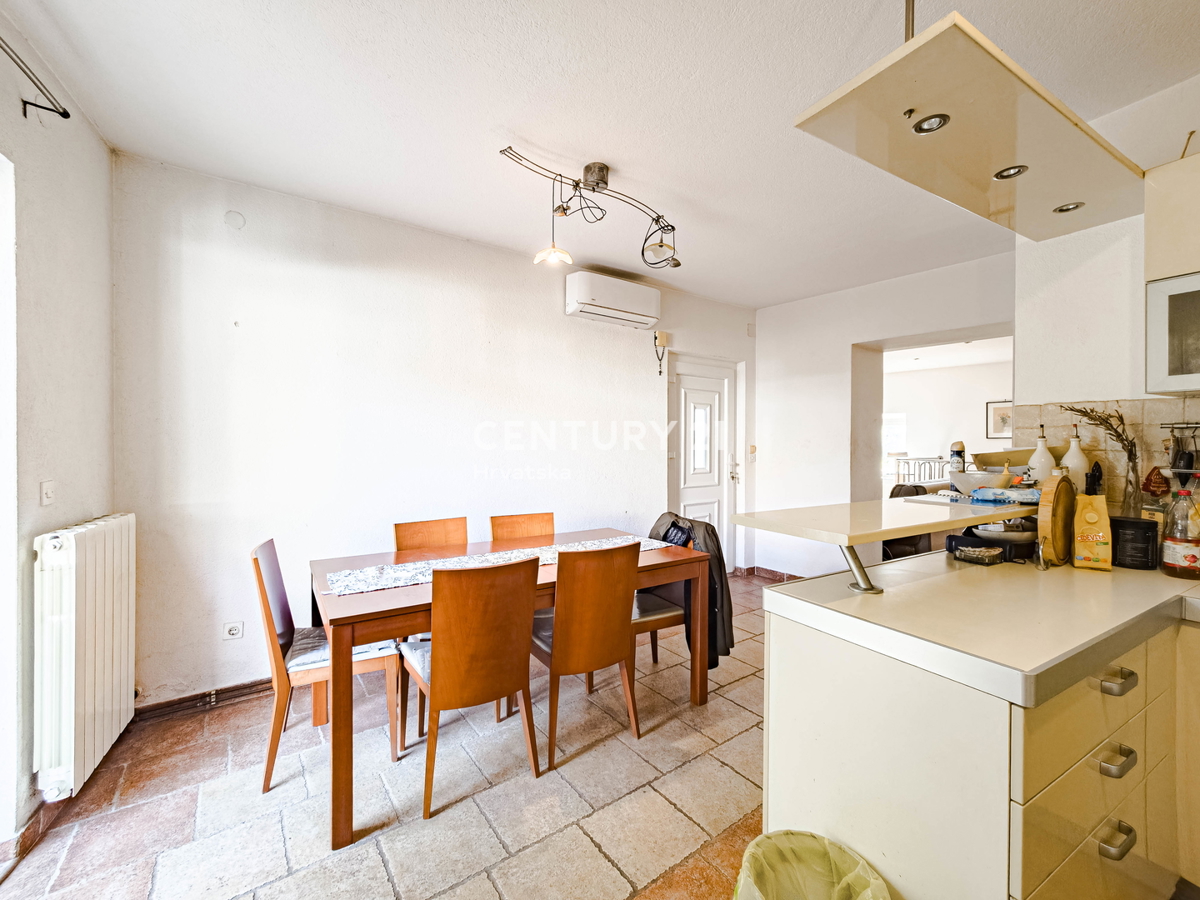 BIOGRAD NA MORU, CENTAR, DVOJNA HIŠA NA 3 NADSTROPJIH, Z MANJŠIM DVORIŠČEM