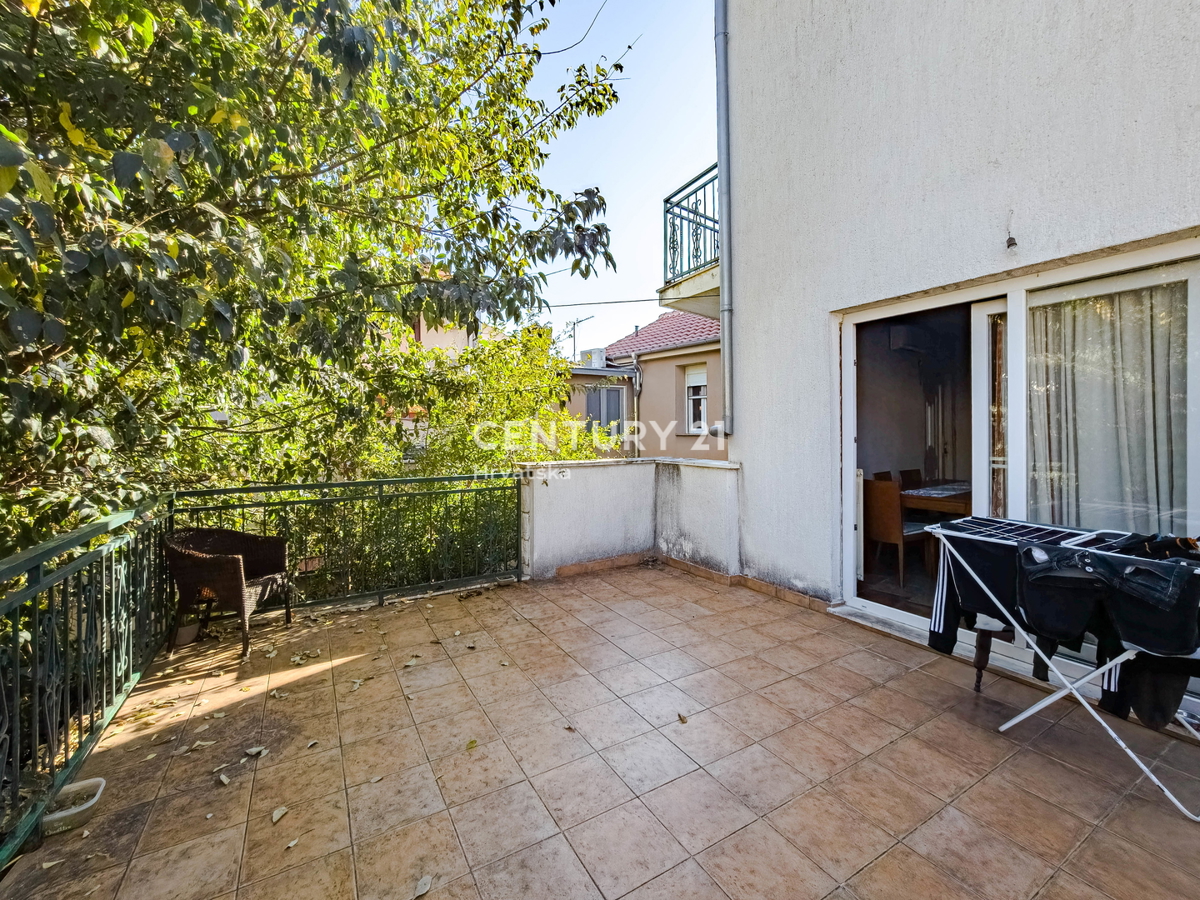 BIOGRAD NA MORU, CENTAR, DVOJNA HIŠA NA 3 NADSTROPJIH, Z MANJŠIM DVORIŠČEM