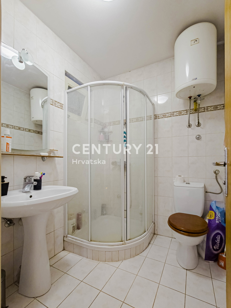 BIOGRAD NA MORU, CENTAR, DVOJNA HIŠA NA 3 NADSTROPJIH, Z MANJŠIM DVORIŠČEM