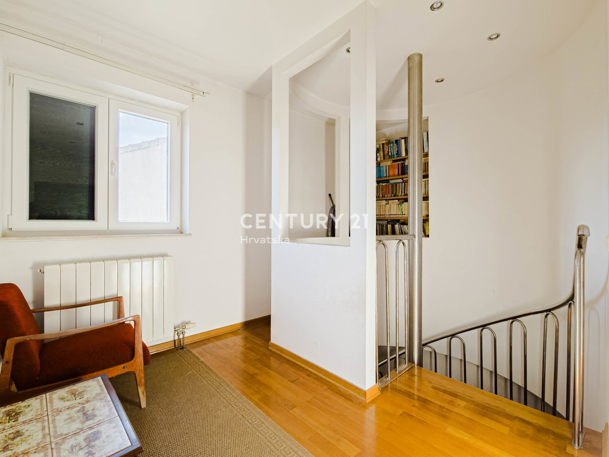 BIOGRAD NA MORU, CENTAR, DVOJNA HIŠA NA 3 NADSTROPJIH, Z MANJŠIM DVORIŠČEM