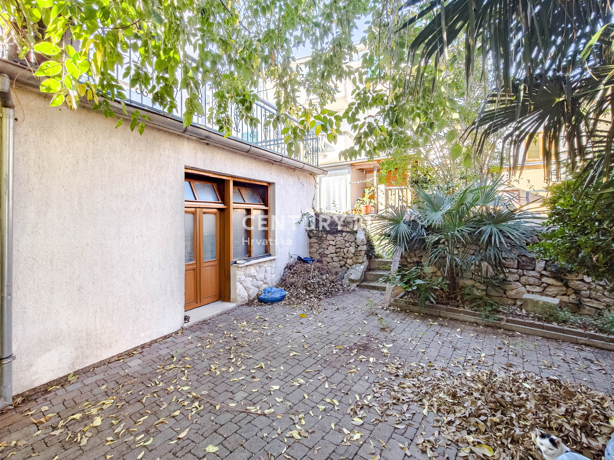 BIOGRAD NA MORU, CENTAR, DVOJNA HIŠA NA 3 NADSTROPJIH, Z MANJŠIM DVORIŠČEM