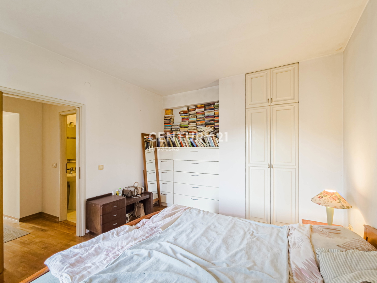 BIOGRAD NA MORU, CENTAR, DVOJNA HIŠA NA 3 NADSTROPJIH, Z MANJŠIM DVORIŠČEM