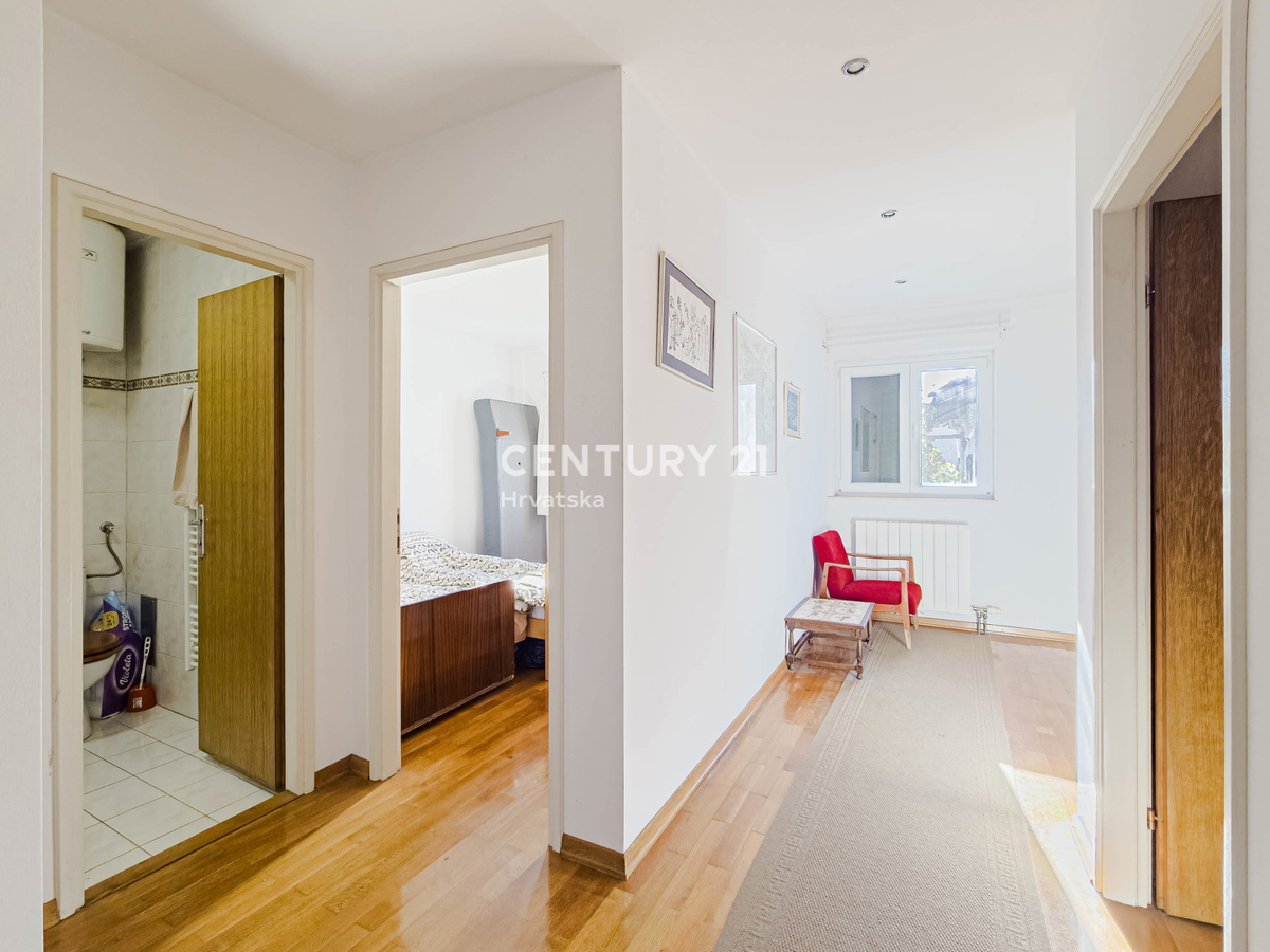 BIOGRAD NA MORU, CENTAR, DVOJNA HIŠA NA 3 NADSTROPJIH, Z MANJŠIM DVORIŠČEM