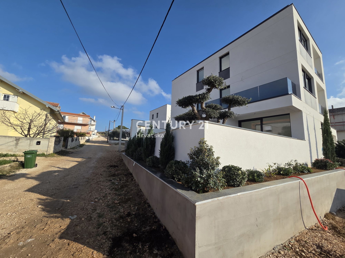 ZADAR, BILI BRIG, luksuzní novostavba, 3,5 pokoje, 110 m2, přízemí, zahrada

ZADAR, BILI BRIG, luksusowa nowa inwestycja, 3,5 pokoju, 110 m2, parter, ogród

ZADAR, BILI BRIG, luxus újépítés, 3,5 szoba, 110 m2, földszint, kert

ZADAR, BILI BRIG, luksu