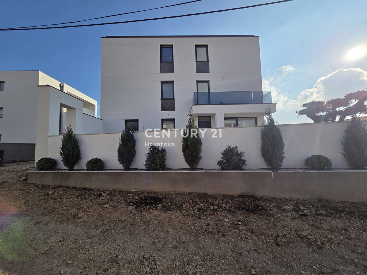 ZADAR, BILI BRIG, luksuzní novostavba, 3,5 pokoje, 110 m2, přízemí, zahrada

ZADAR, BILI BRIG, luksusowa nowa inwestycja, 3,5 pokoju, 110 m2, parter, ogród

ZADAR, BILI BRIG, luxus újépítés, 3,5 szoba, 110 m2, földszint, kert

ZADAR, BILI BRIG, luksu