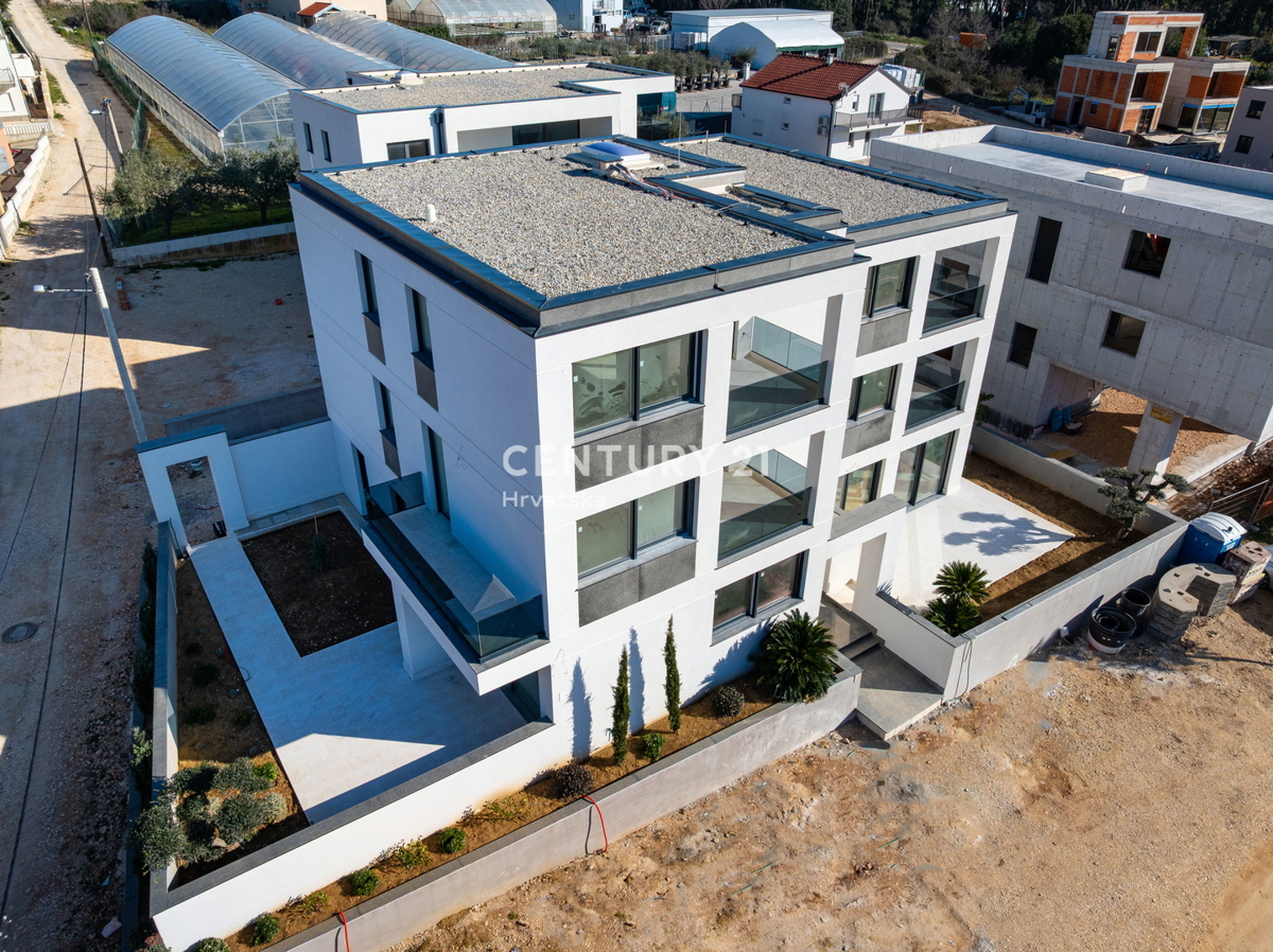 ZADAR, BILI BRIG, luksuzní novostavba, 3,5 pokoje, 110 m2, přízemí, zahrada

ZADAR, BILI BRIG, luksusowa nowa inwestycja, 3,5 pokoju, 110 m2, parter, ogród

ZADAR, BILI BRIG, luxus újépítés, 3,5 szoba, 110 m2, földszint, kert

ZADAR, BILI BRIG, luksu