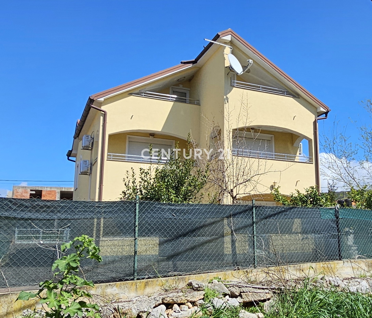 Hiša z več stanovanjskimi enotami: Sveti Peter na Moru, Biograd