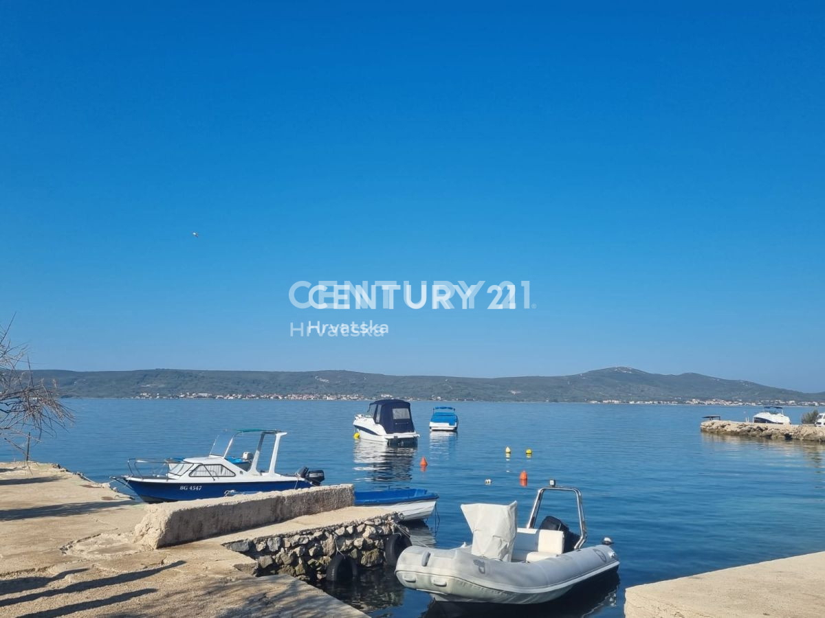 Hiša z več stanovanjskimi enotami: Sveti Peter na Moru, Biograd