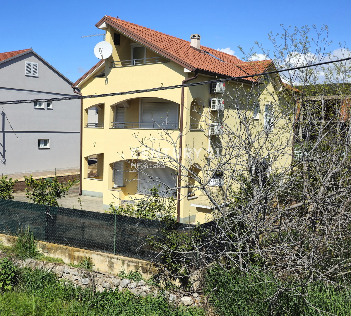 Hiša z več stanovanjskimi enotami: Sveti Peter na Moru, Biograd
