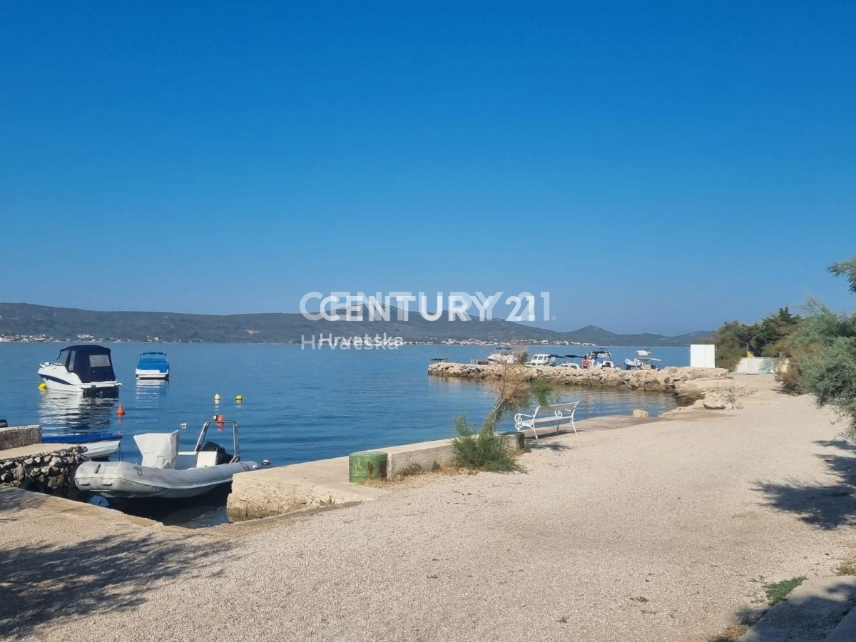 Hiša z več stanovanjskimi enotami: Sveti Peter na Moru, Biograd