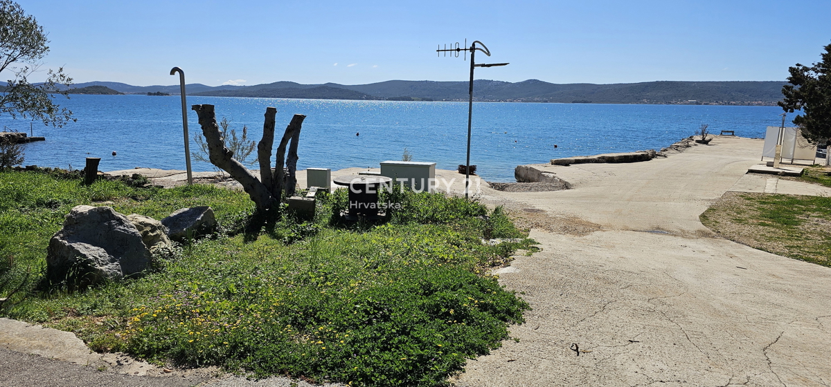 Hiša z več stanovanjskimi enotami: Sveti Peter na Moru, Biograd