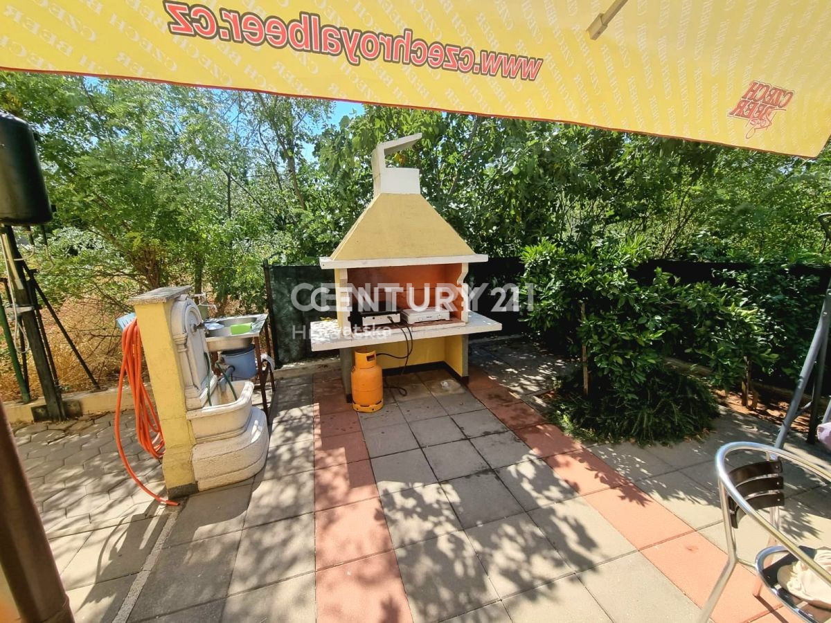 Hiša z več stanovanjskimi enotami: Sveti Peter na Moru, Biograd