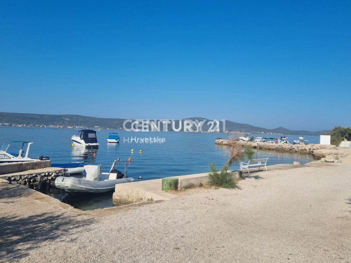 Hiša z več stanovanjskimi enotami: Sveti Peter na Moru, Biograd