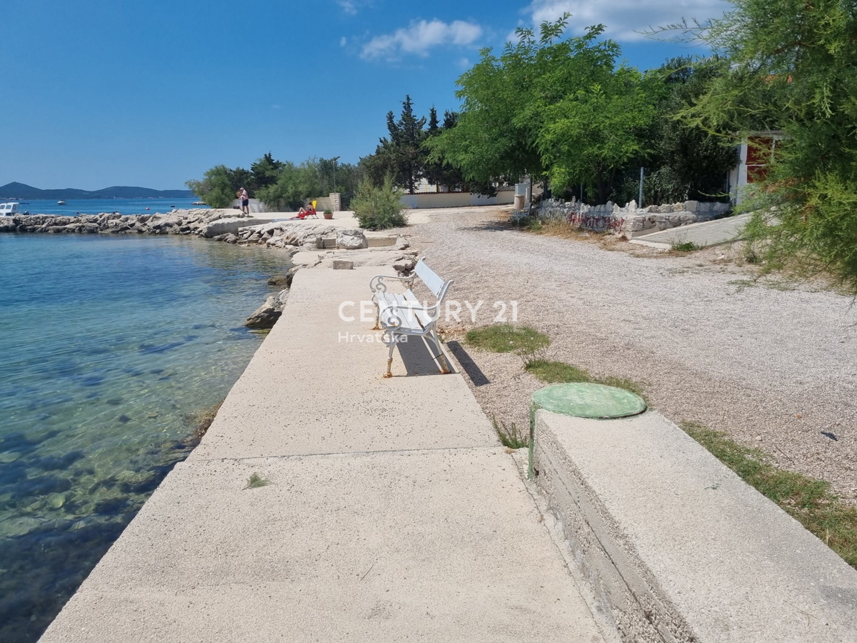 Hiša z več stanovanjskimi enotami: Sveti Peter na Moru, Biograd