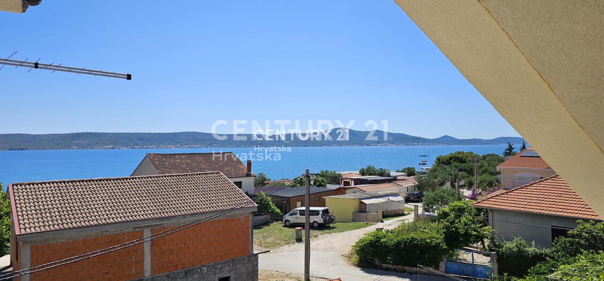 Hiša z več stanovanjskimi enotami: Sveti Peter na Moru, Biograd