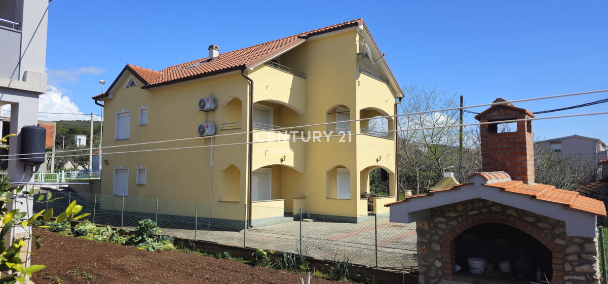 Hiša z več stanovanjskimi enotami: Sveti Peter na Moru, Biograd
