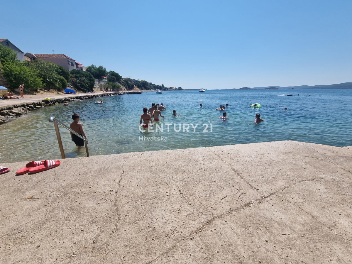 Hiša z več stanovanjskimi enotami: Sveti Peter na Moru, Biograd