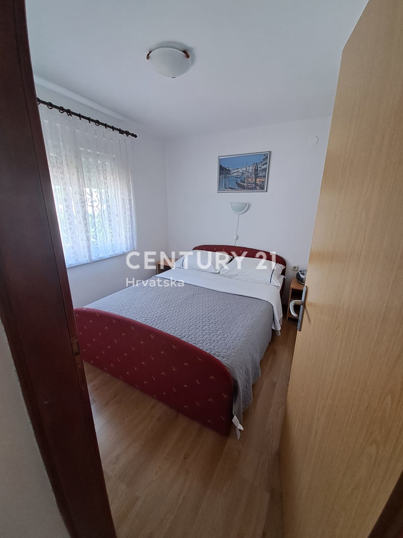 Hiša z več stanovanjskimi enotami: Sveti Peter na Moru, Biograd