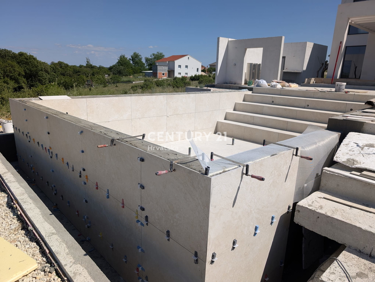 Nin, Žerava, moderna vila z zunanjim bazenom in poletno kuhinjo