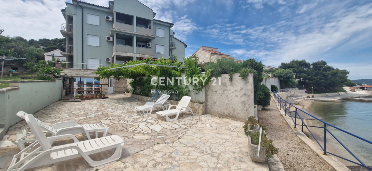 Tkon - otok Pašman, dvoprostorsko stanovanje z razgledom na morje in ob plaži