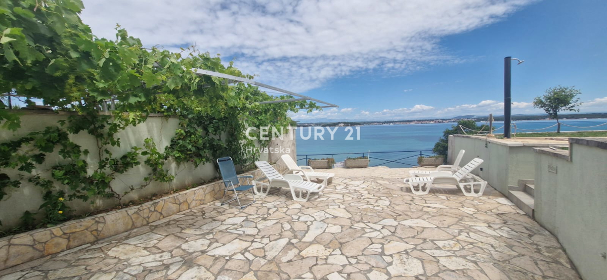 Tkon - otok Pašman, dvoprostorsko stanovanje z razgledom na morje in ob plaži