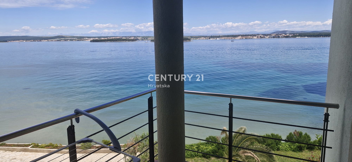 Tkon - otok Pašman, dvoprostorsko stanovanje z razgledom na morje in ob plaži