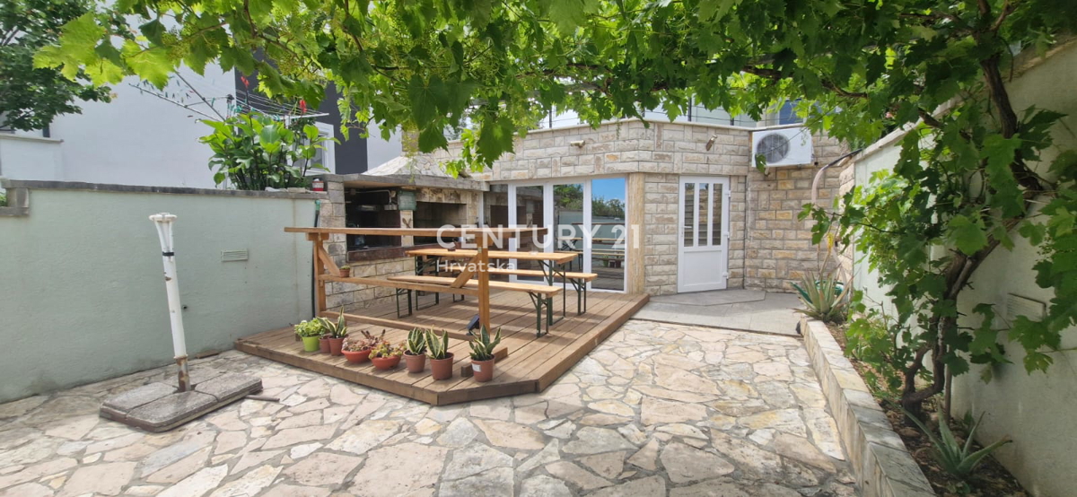 Tkon - otok Pašman, dvoprostorsko stanovanje z razgledom na morje in ob plaži