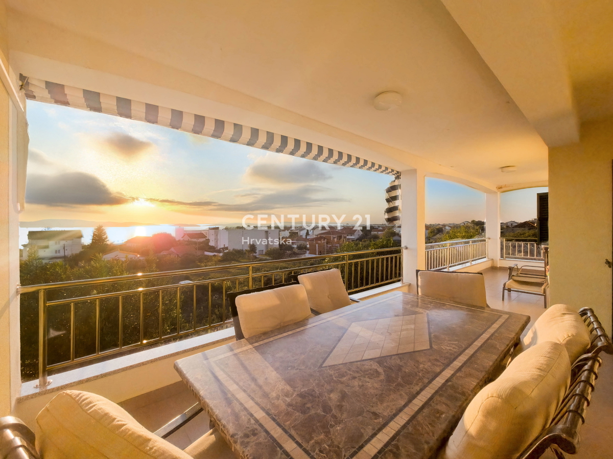 ZNIŽANO!!! SUKOŠAN, STANOVANJE 123 M2, PRIZEMLJE, GARAŽA, SHRANJEVALNIK, ČUDOVIT RAZGLED NA MORJE