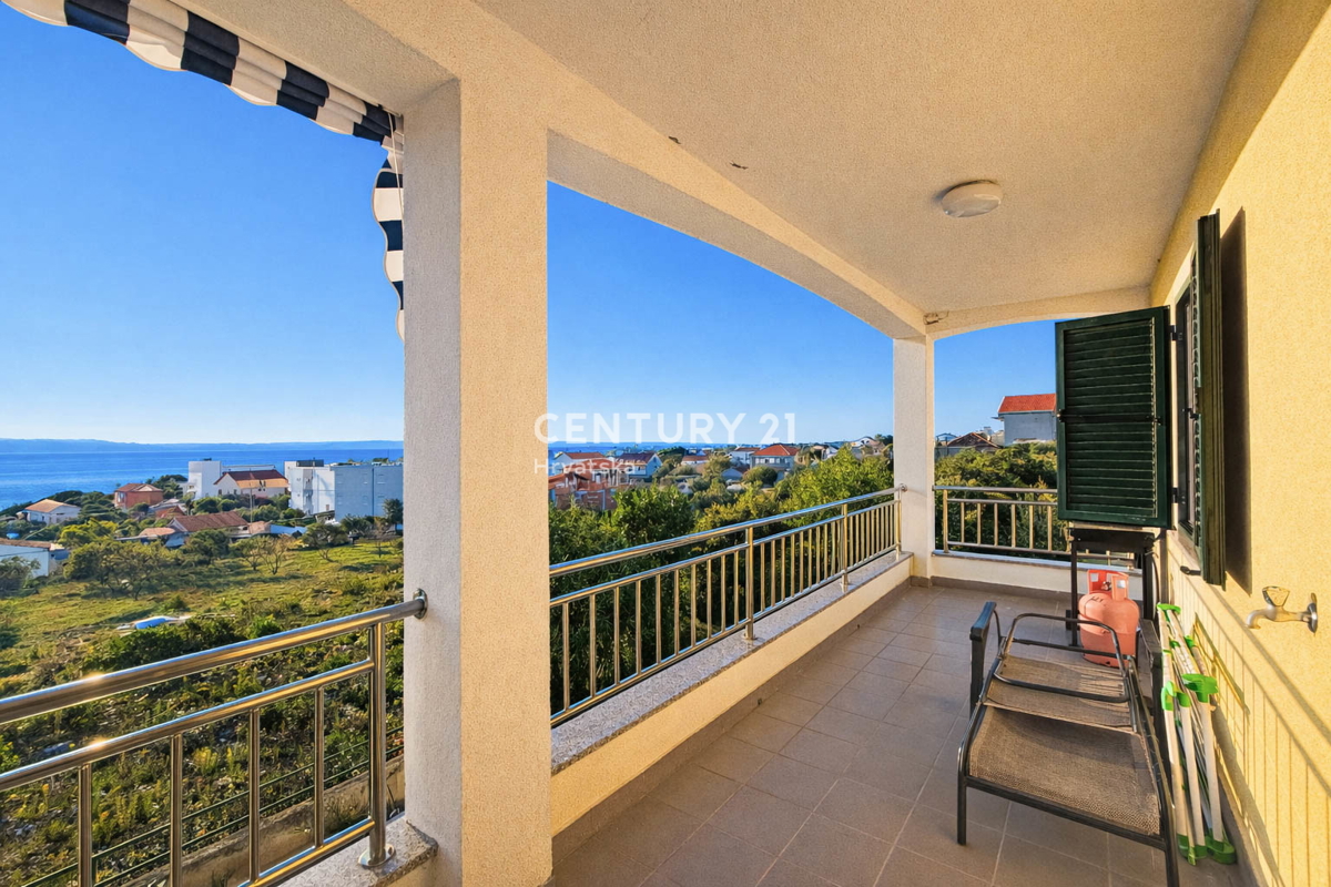 ZNIŽANO!!! SUKOŠAN, STANOVANJE 123 M2, PRIZEMLJE, GARAŽA, SHRANJEVALNIK, ČUDOVIT RAZGLED NA MORJE