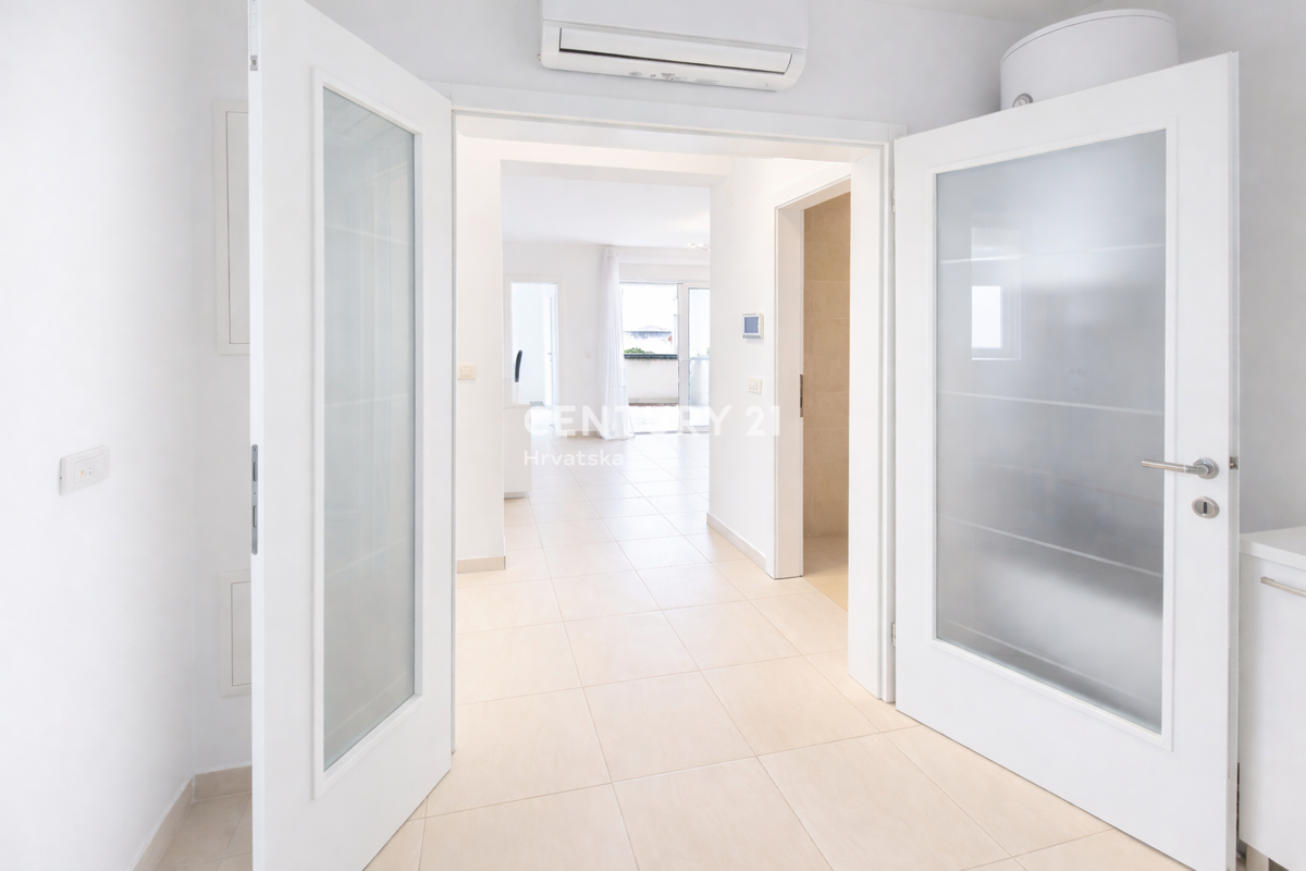 Vir – apartma s strešno teraso in panoramskim pogledom na morje, 40 m od morja