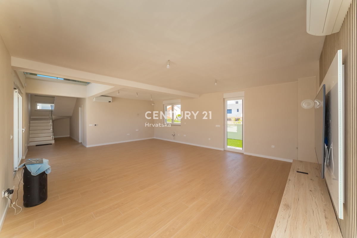 PRIVLAKA, SABUNIKE, MODERNA VILA S BAZENOM, 5 SPALNIC, 4 KOPALNICE, 250 M OD MORJA