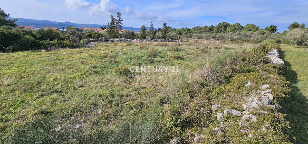 Turanj, stavbno zemljišče površine 2.193 m2 približno 31 x 70, s pogledom na morje