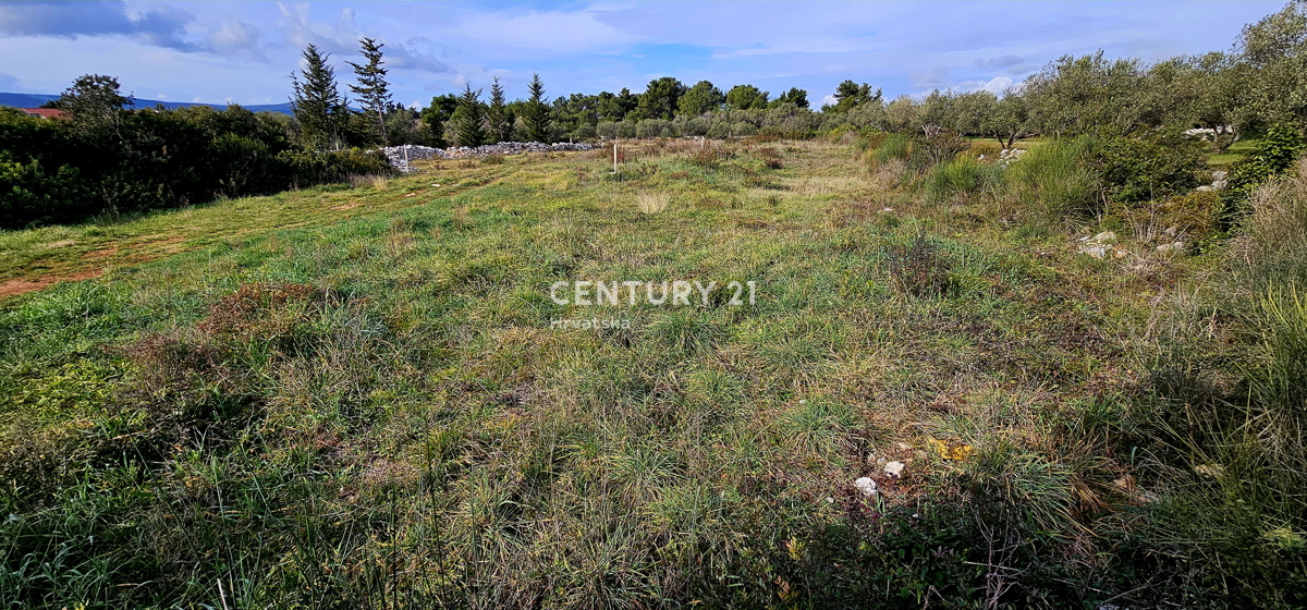 Turanj, stavbno zemljišče površine 2.193 m2 približno 31 x 70, s pogledom na morje