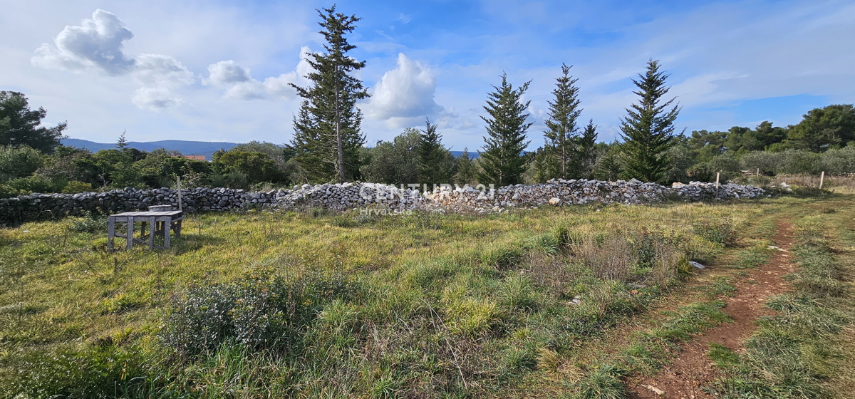 Turanj, stavbno zemljišče površine 2.193 m2 približno 31 x 70, s pogledom na morje