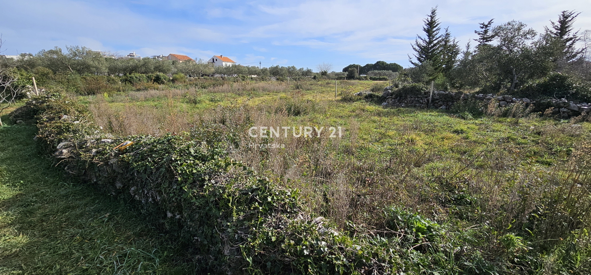 Turanj, stavbno zemljišče površine 2.193 m2 približno 31 x 70, s pogledom na morje
