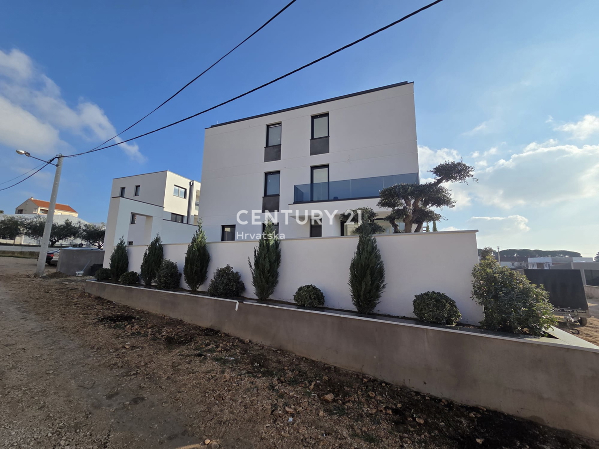 ZADAR, BILI BRIG, luksuzní novostavba, 3,5 pokoje, 110 m2, přízemí, zahrada

ZADAR, BILI BRIG, luksusowa nowa inwestycja, 3,5 pokoju, 110 m2, parter, ogród

ZADAR, BILI BRIG, luxus újépítés, 3,5 szoba, 110 m2, földszint, kert

ZADAR, BILI BRIG, luksu