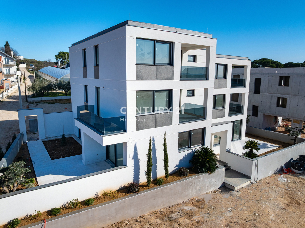 ZADAR, BILI BRIG, luksuzní novostavba, 3,5 pokoje, 110 m2, přízemí, zahrada

ZADAR, BILI BRIG, luksusowa nowa inwestycja, 3,5 pokoju, 110 m2, parter, ogród

ZADAR, BILI BRIG, luxus újépítés, 3,5 szoba, 110 m2, földszint, kert

ZADAR, BILI BRIG, luksu